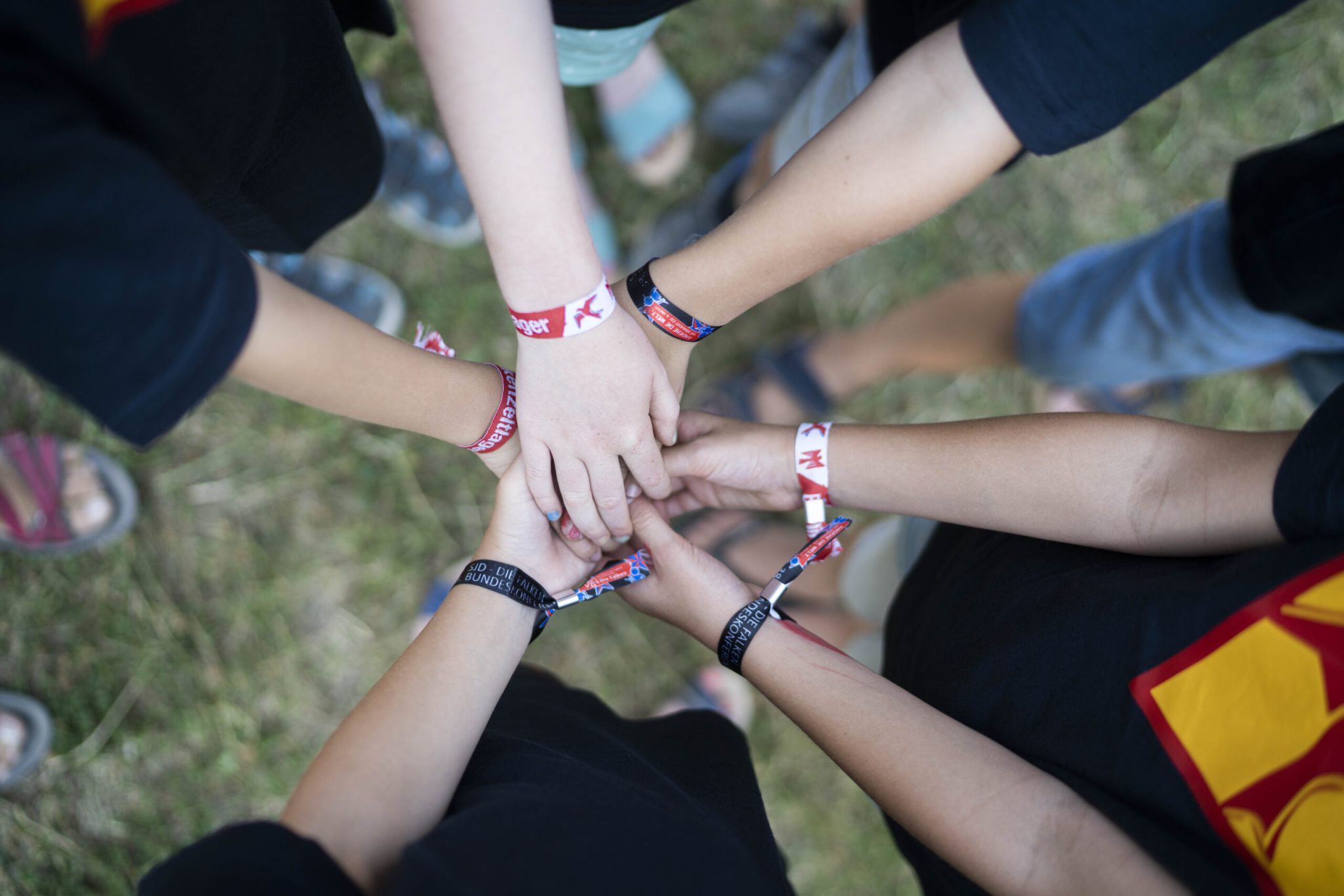 Hand in Hand einer Gruppe
