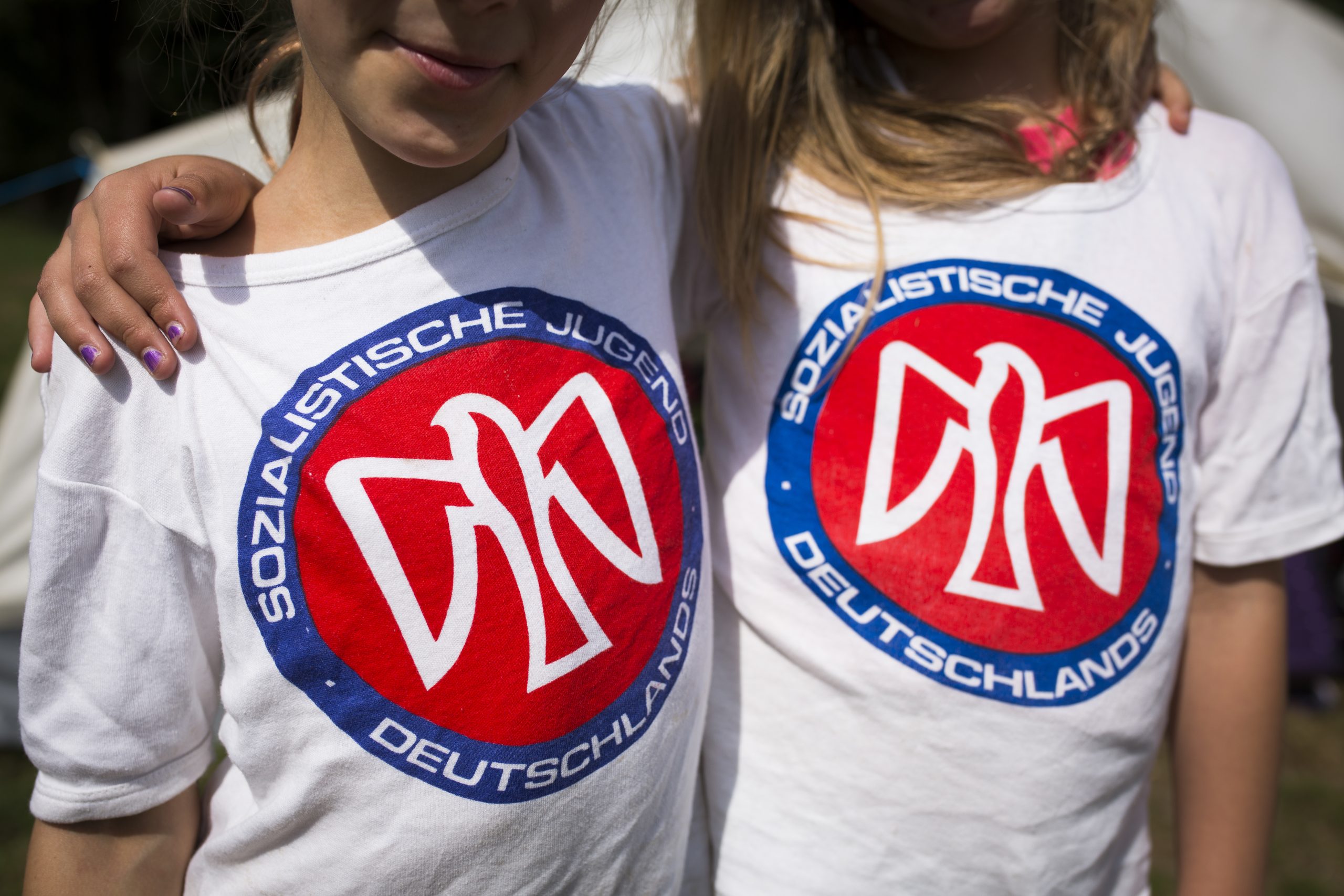 Zwei Mädchen in weißen T-Shirts mit dem Logo der SJD Falken Deutschland